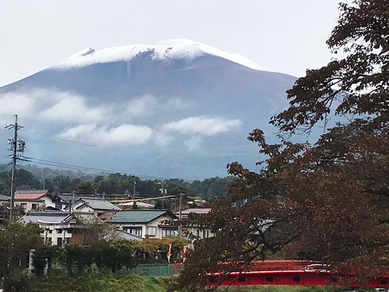 浅間山、初冠雪！浅間山は別荘探しの人気の条件でもあります。